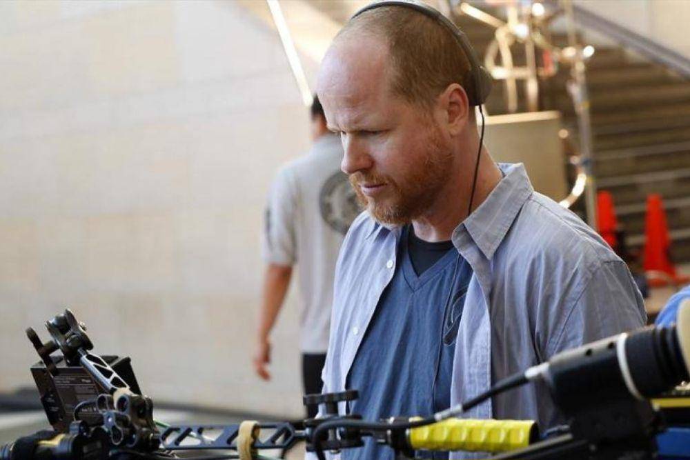 Penulis, sutradara, dan sekaligus produser, Joss Whedon, saat mengarahkan sebuah adegan di lokasi syuting. (commons.wikimedia.org/Unknown author)