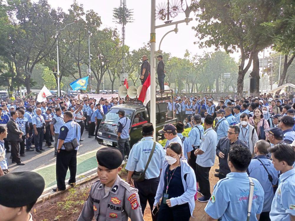 Sopir JakLingko Mogok, Demo di Depan Balai Kota DKI Jakarta Pagi Ini