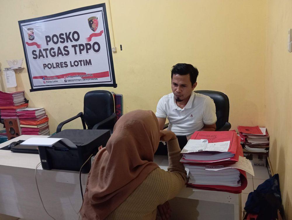 JS saat diperiksa penyidik unit PPA Satreskrim Polres Lotim (IDN Times/Ruhaili)