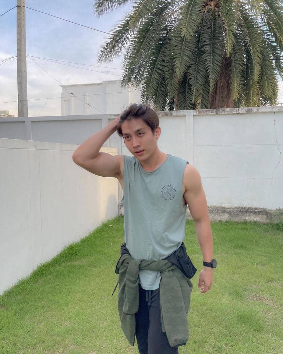 potret outfit nuansa hijau ala Bas Asavapatr (instagram.com/basvpr_)