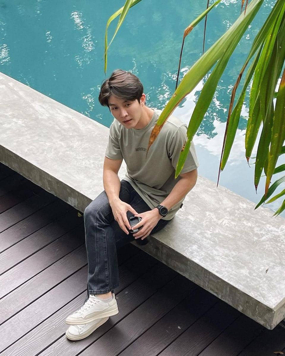 potret outfit nuansa hijau ala Bas Asavapatr (instagram.com/basvpr_)