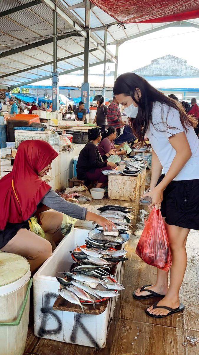 Indah Permatasari belanja di pasar tradisional (instagram.com/indahpermatas)