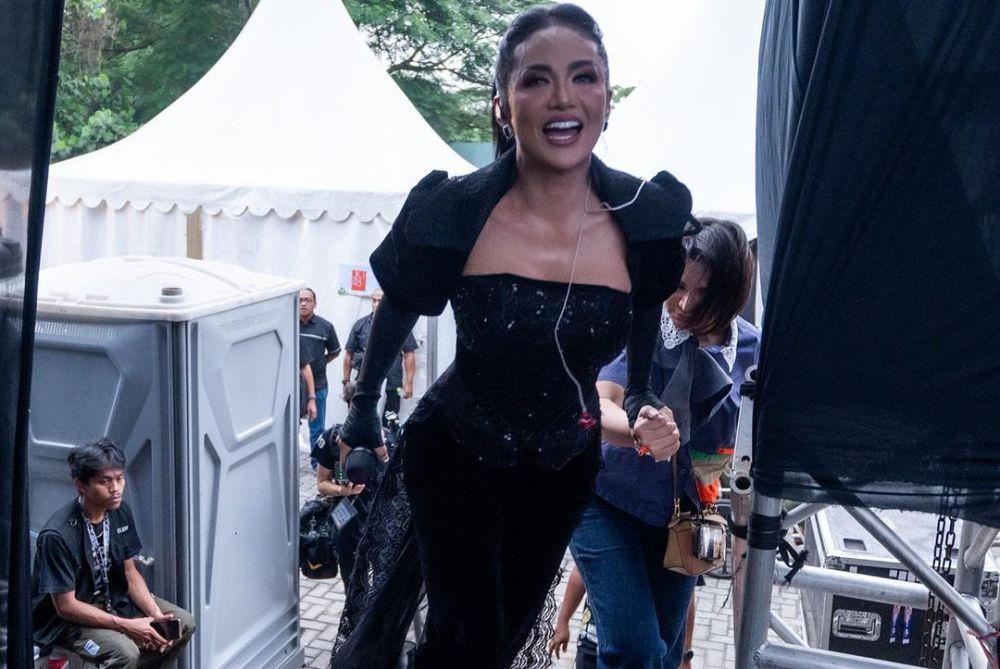 8 Momen Kris Dayanti Manggung di Soundsfest, Kasih Sepatu ke Penonton