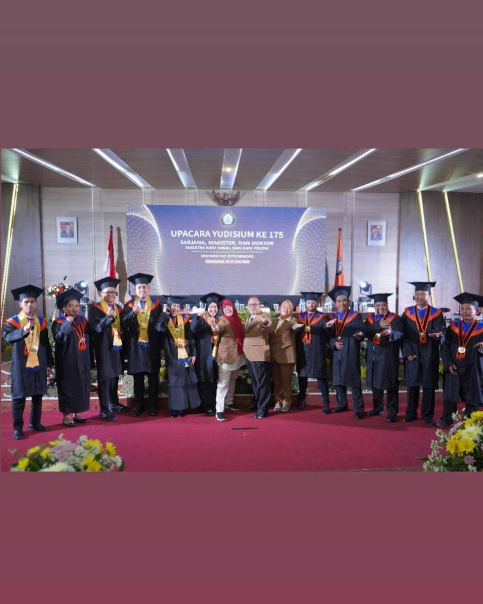 potret Chacha Frederica saat upacara yudisium S2 (instagram.com/chafrederica)