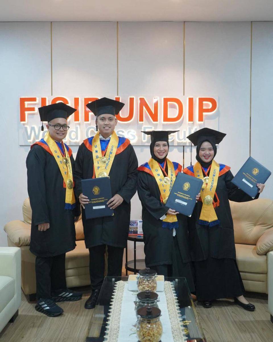potret Chacha Frederica saat upacara yudisium S2 (instagram.com/chafrederica)