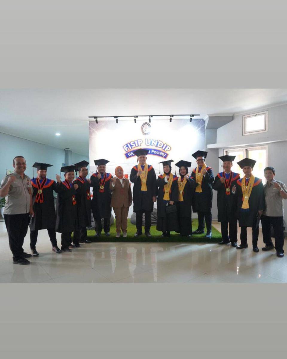 potret Chacha Frederica saat upacara yudisium S2 (instagram.com/chafrederica)