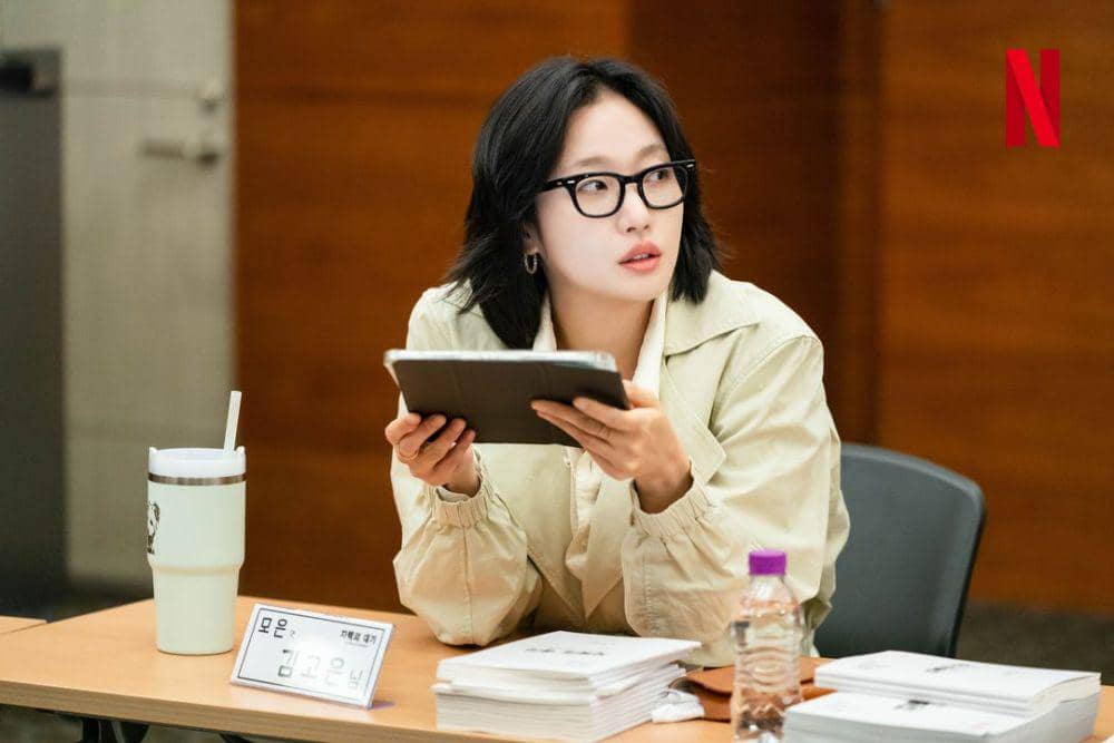 Kim Go Eun dalam pembacaan naskah drama The Price of Confession (dok. Netflix)