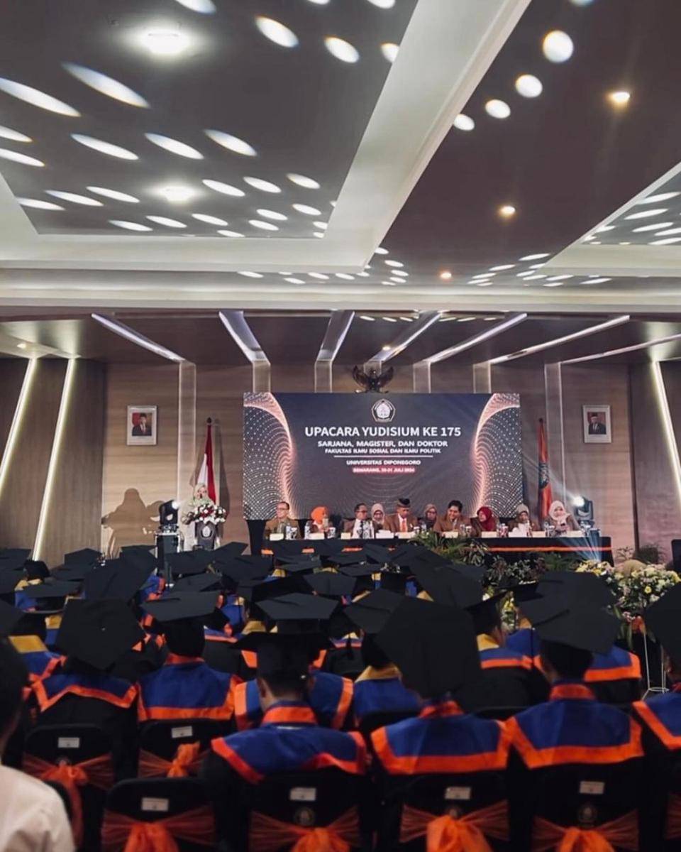 potret Chacha Frederica saat upacara yudisium S2 (instagram.com/chafrederica)