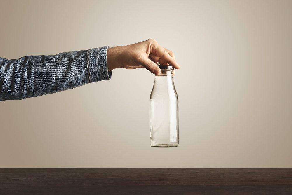 ilustrasi botol bersih (freepik.com/bublikhaus)