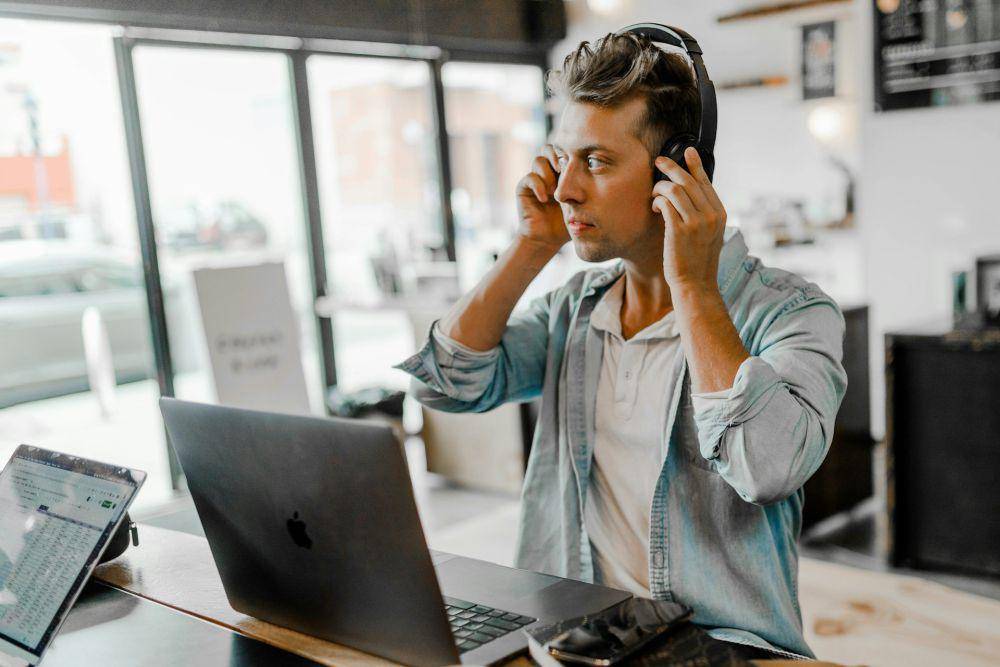 ilustrasi pria memakai headphone (unsplash.com/Austin Distel)