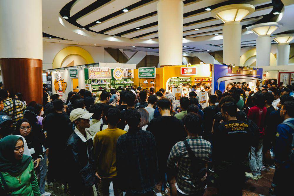 Pengunjung meramaikan USS Downtown Market (dok.foto/)
