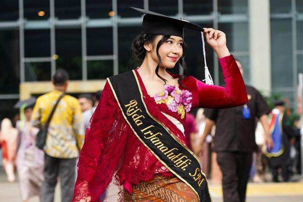 7 Potret Rifda Irfanaluthfi di Luar Arena, Atlet Senam Olimpiade 2024