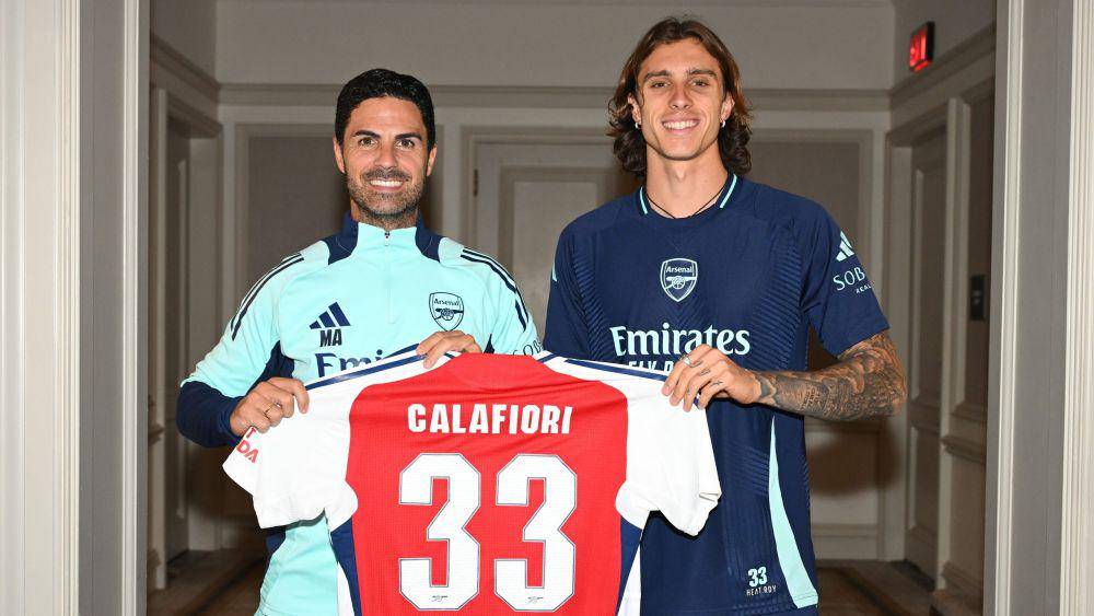 Riccardo Calafiori resmi diperkenalkan sebagai pemain baru Arsenal. (sumber: eurosports.com)