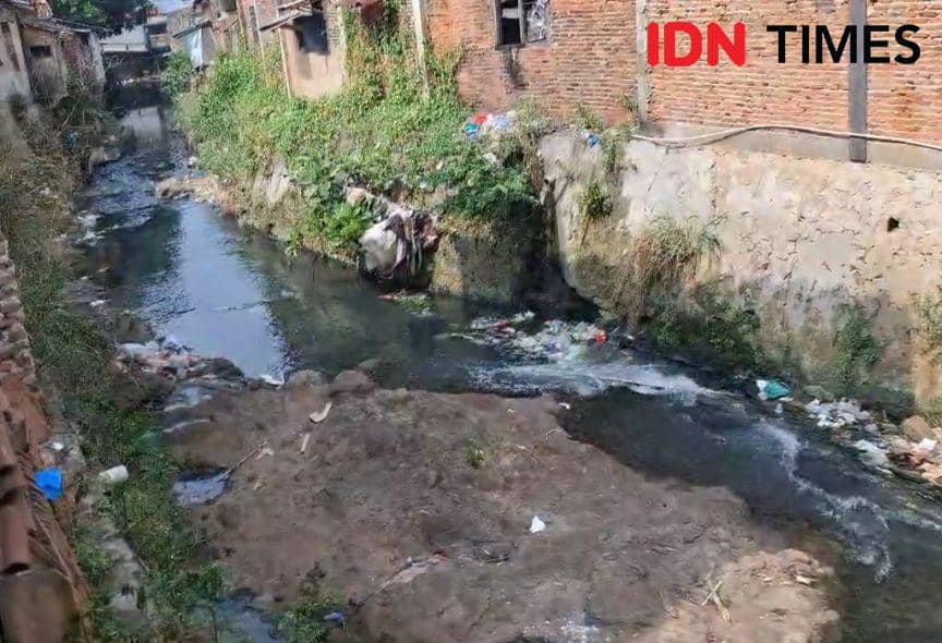 Penampakan lokasi penemuan jasad pria anonim di kali Kelurahan Tanjung Agung, Kecamatan Tanjung Karang Timur, Kota Bandar Lampung, Selasa (30/7/2024). (IDN Times/Tama Yudha Wiguna)