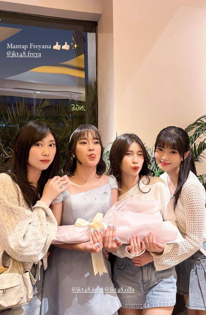 Member JKT48 di gala premiere Dia Angkasa (instagram.com/jkt48.fiony)