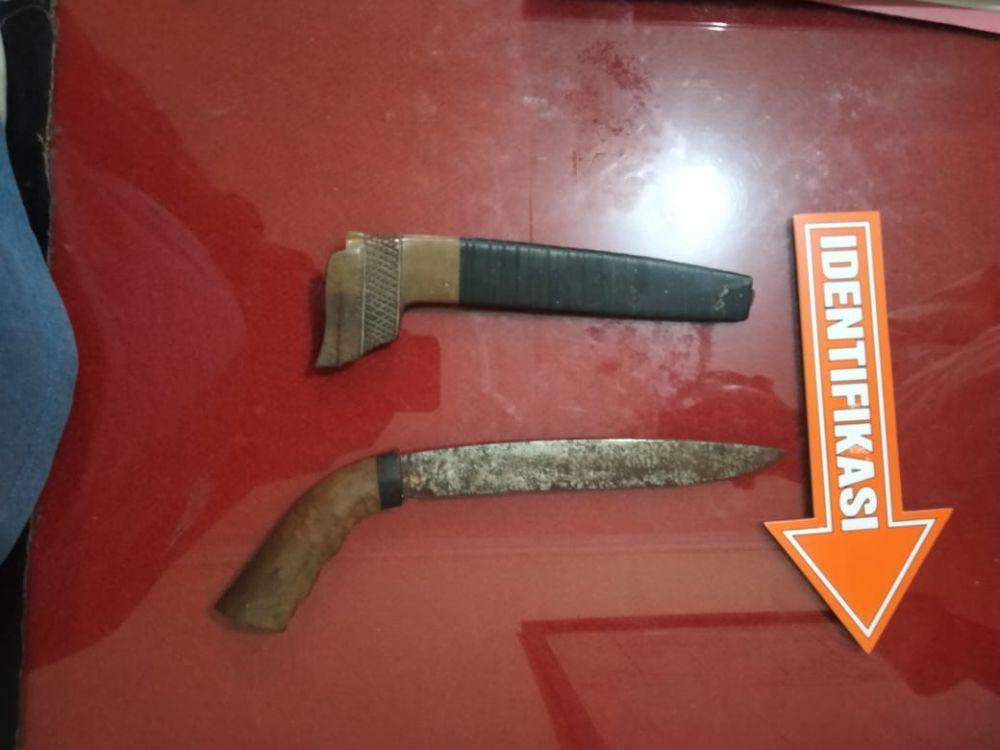 Barang bukti badik digunakan pelaku Mujib Ardiansyah (39). (Dok. Polres Lampung Timur).