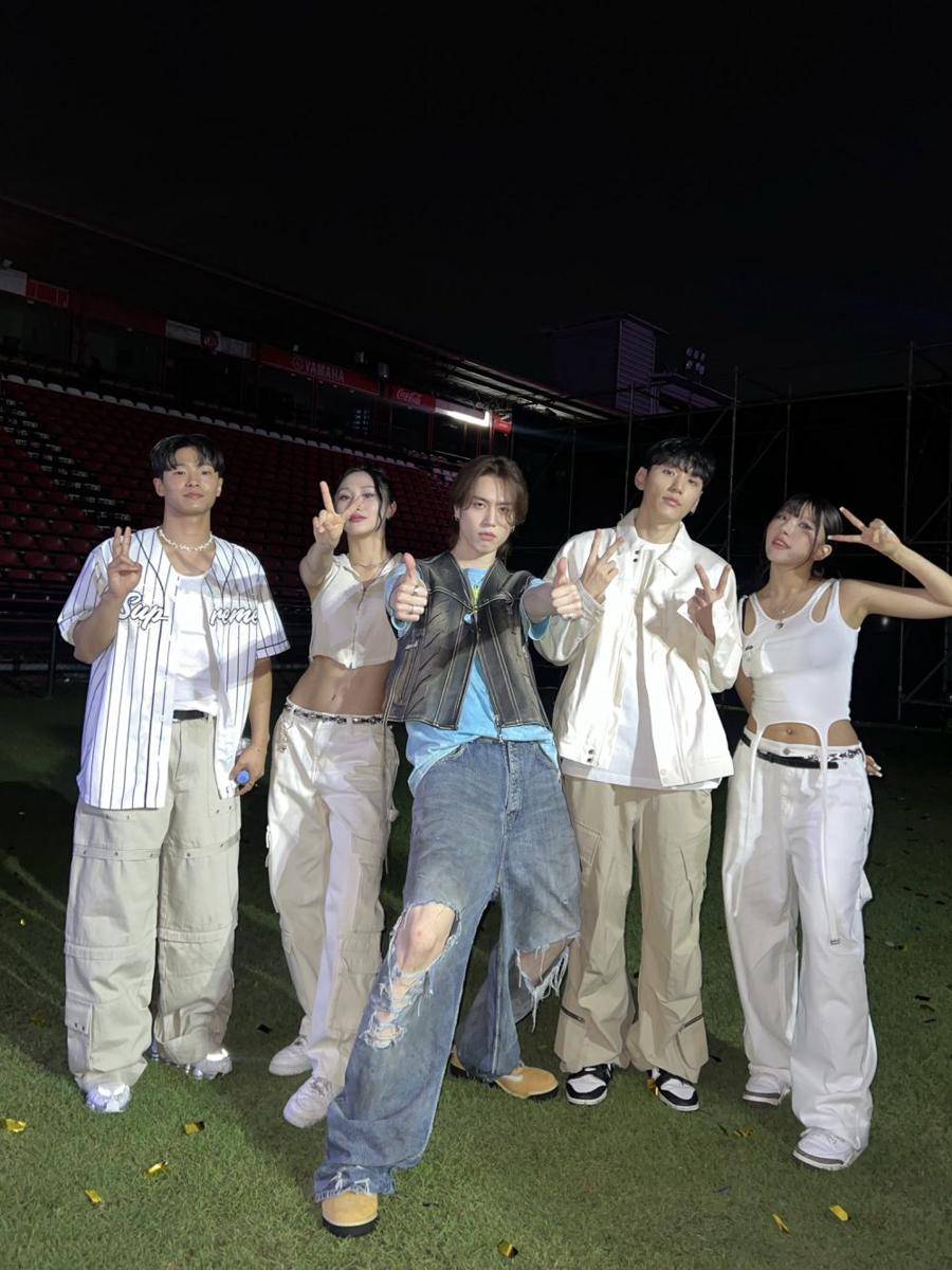 potret Yugyeom bersama kru dancer (twitter.com/yugyeom)