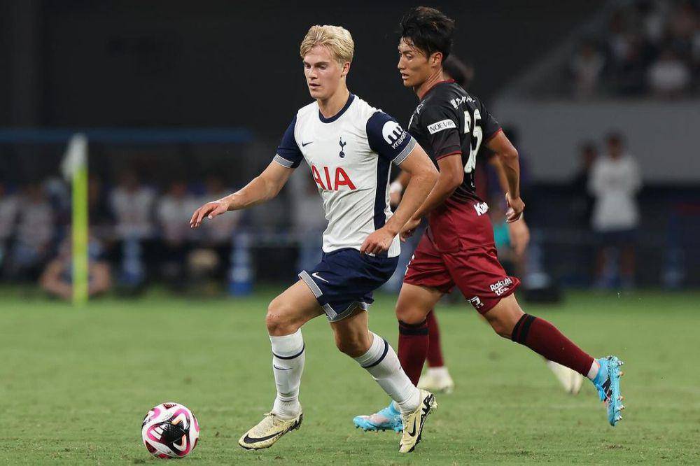 potret Lucas Bergvall (jersey putih) saat membela Tottenham Hotspur (instagram.com/lucasbergvall)