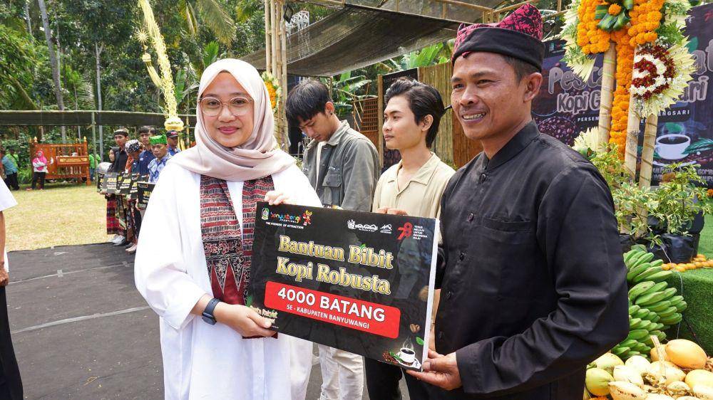 Bupati Banyuwangi, Ipuk Fiestiandani memberikan bantuan bibit kopi robusta. (dok. Pemkab Banyuwangi)