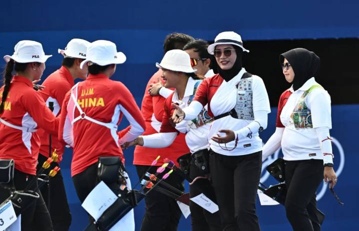 Pemanah putri Indonesia Syifa Nur Afifah Kamal (kanan) menyalami tim China usai pertandingan perempat final panahan beregu putri Olimpiade Paris 2024 di Esplanade des Invalides, Paris, Prancis, Minggu (28/7/2024). ANTARA FOTO/Wahyu Putro A/Spt)