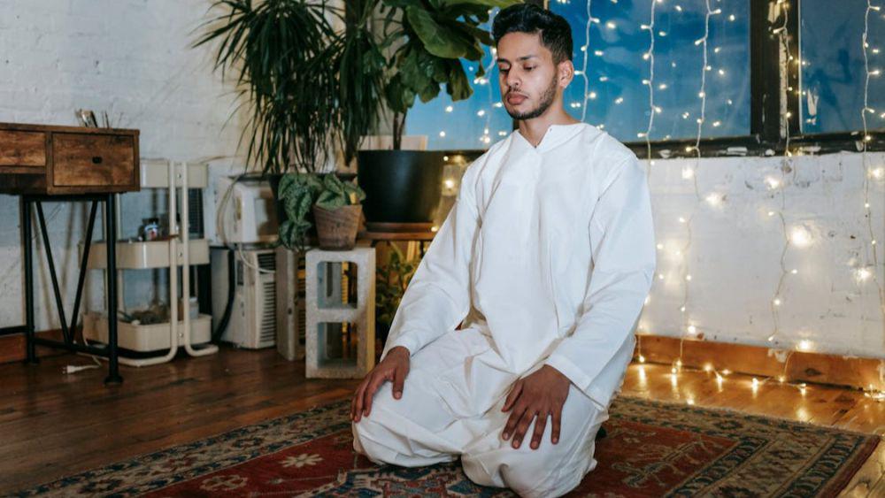 5 Tips Bangun Lebih Awal untuk Salat Tahajud, Singkirkan Rasa Malas