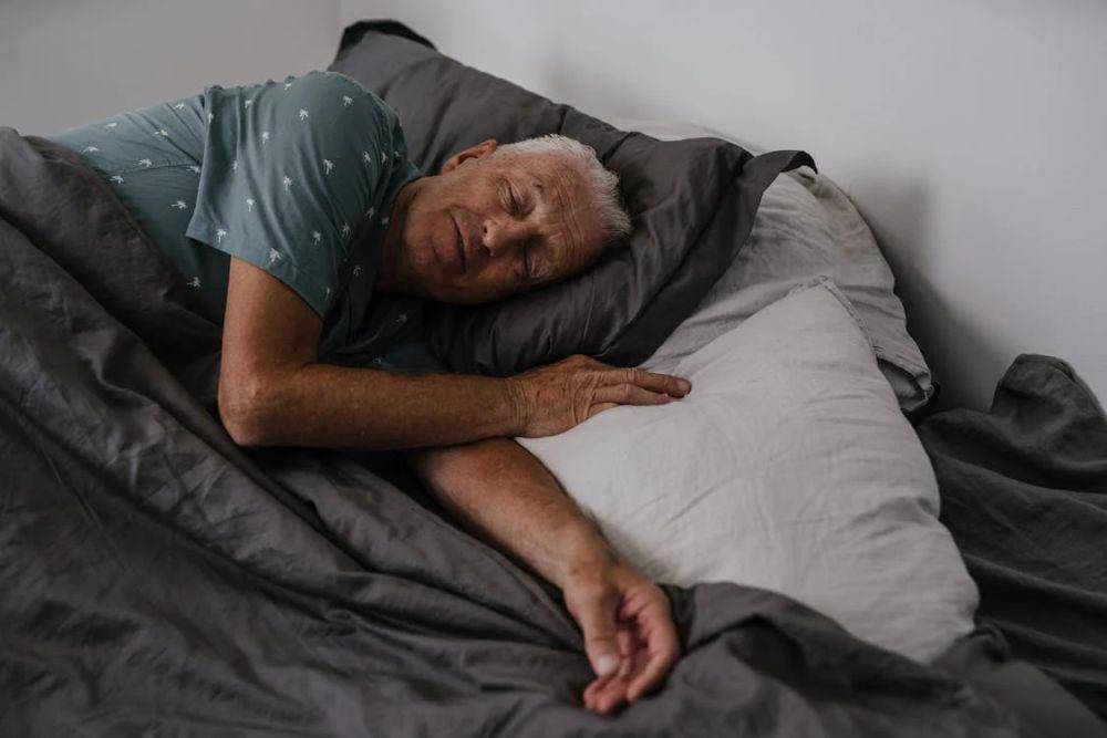 ilustrasi pria tertidur (pexels.com/SHVETS production)