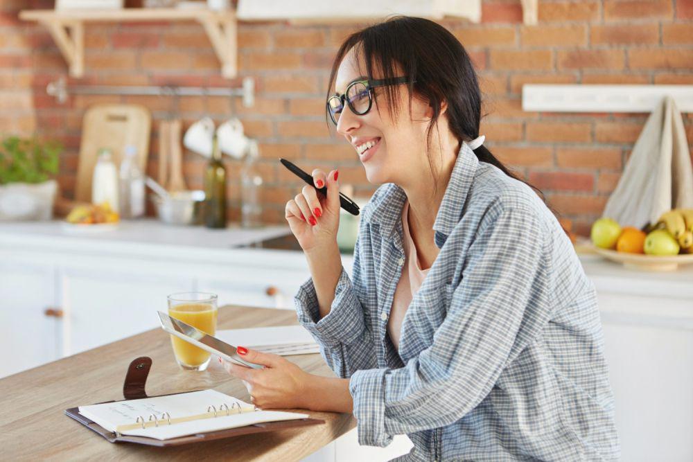 Ilustrasi wanita sedang menulis (freepik.com/wayhomestudio)
