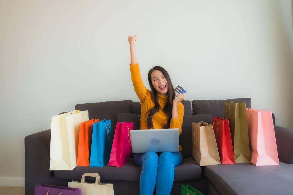 ilustrasi online shopping (freepik.com/lifeforstock)