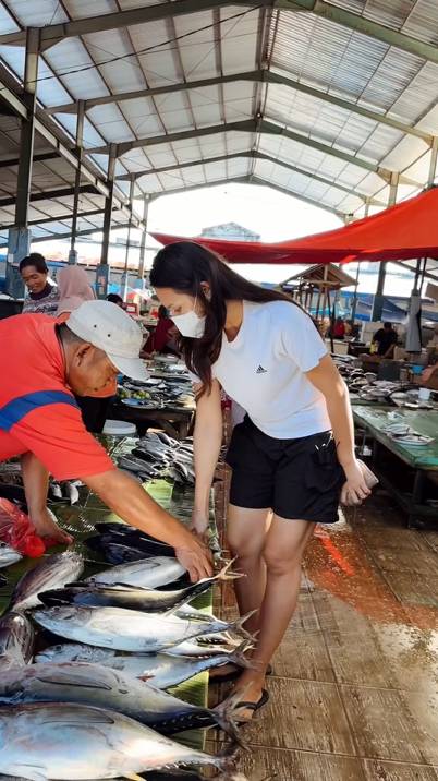 Indah Permatasari belanja di pasar tradisional (instagram.com/indahpermatas)