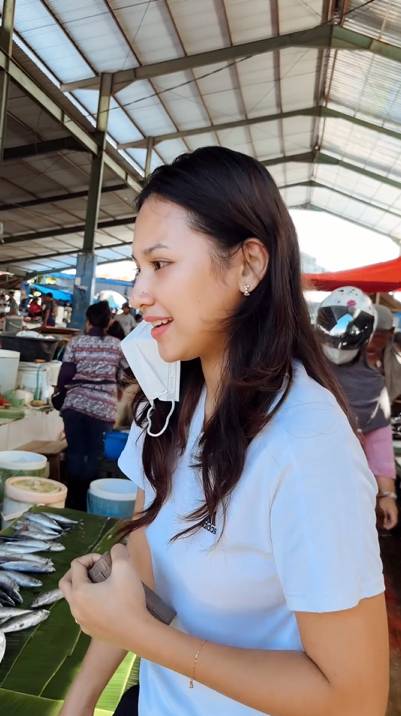 Indah Permatasari belanja di pasar tradisional (instagram.com/indahpermatas)