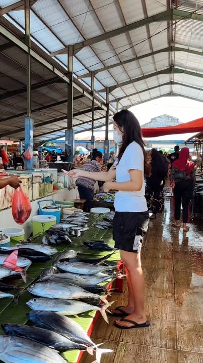 Indah Permatasari belanja di pasar tradisional (instagram.com/indahpermatas)