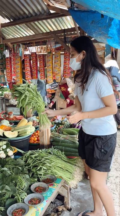Indah Permatasari belanja di pasar tradisional (instagram.com/indahpermatas)