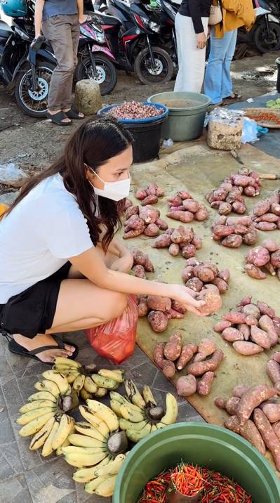 Indah Permatasari belanja di pasar tradisional (instagram.com/indahpermatas)