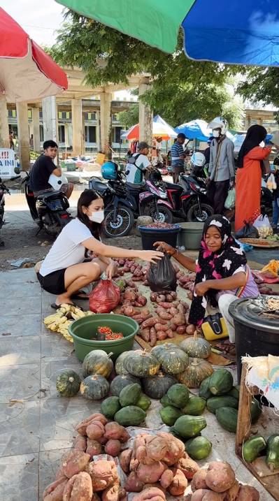 Indah Permatasari belanja di pasar tradisional (instagram.com/indahpermatas)