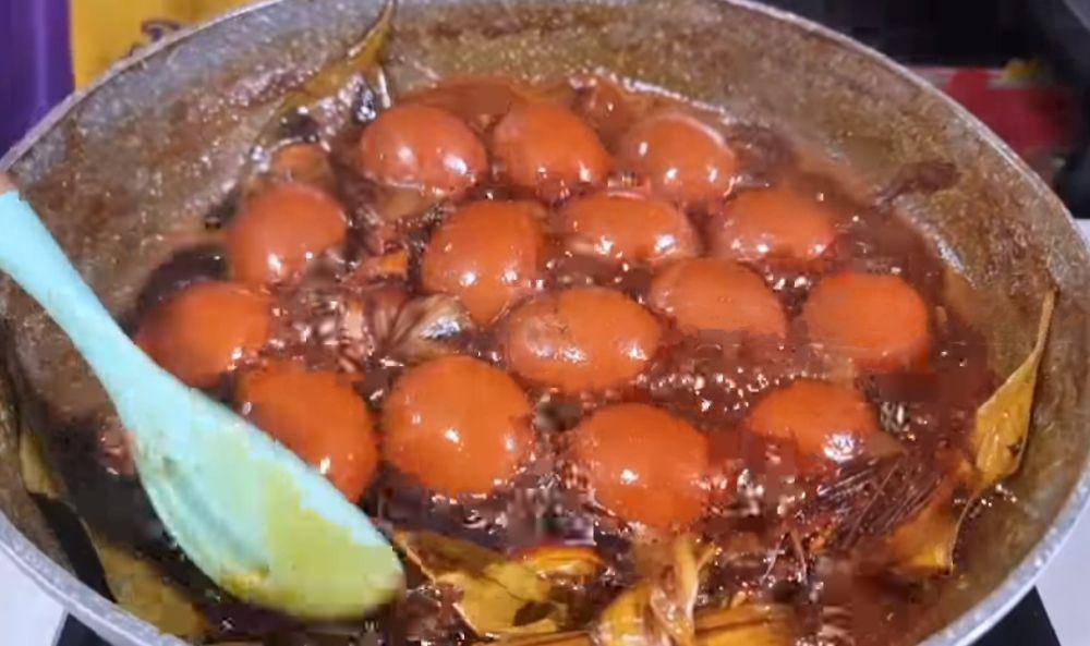 ilustrasi telur ayam bacem di atas wajan (YouTube.com/Dapur Cantik Channel)