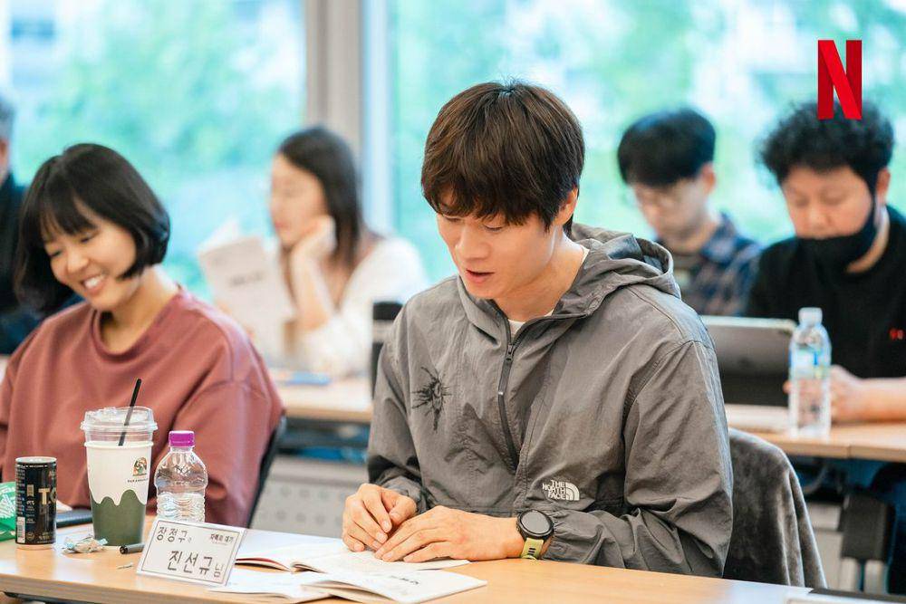 Jin Sun Kyu di script reading drama The Price of Confession (instagram.com/netflixkr)