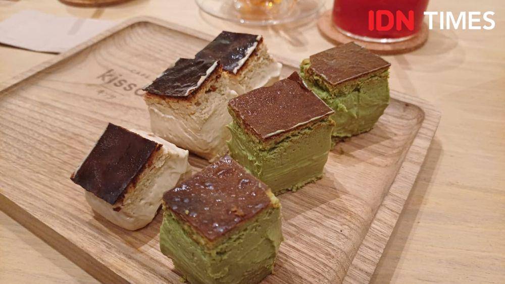 Potret menu Cafe Kissa, Jasmine Tea Cheesecake dan Matcha Cheesecake (IDN Times/Dhiya Awlia Azzahra)
