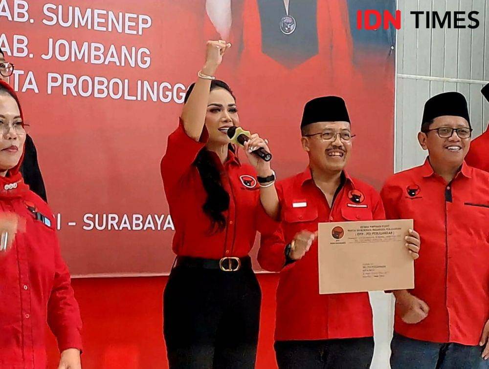 Krisdayanti menerima surat tugas Bacawali Kota Batu, 2024 di DPD PDIP Jatim. IDN Times/Ardiansyah Fajar