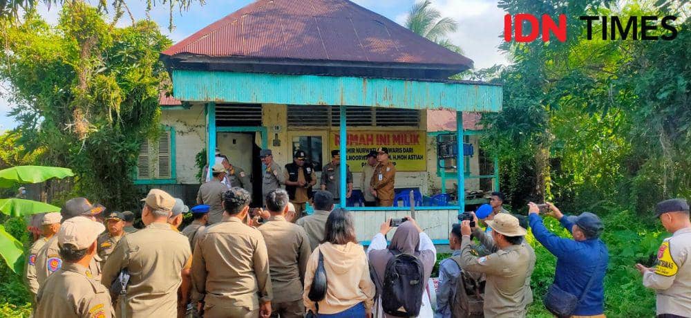 Ekskavator Robohkan 4 Rumah di Lokasi Pembangunan RS Balikpapan