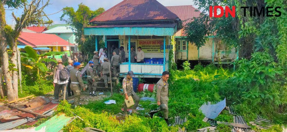 Pemerintah Kota Balikpapan membongkar paksa terhadap empat bangunan yang akan dibangun RSUD Balikpapan Barat, Selasa (30/7/2024). (IDN Times/Hilmansyah)