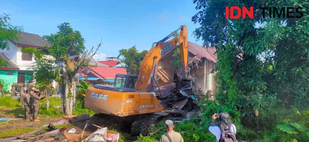 Pemerintah Kota Balikpapan membongkar paksa terhadap empat bangunan yang akan dibangun RSUD Balikpapan Barat, Selasa (30/7/2024). (IDN Times/Hilmansyah)