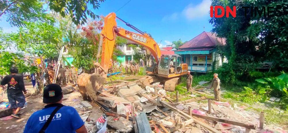 Pemerintah Kota Balikpapan membongkar paksa terhadap empat bangunan yang akan dibangun RSUD Balikpapan Barat, Selasa (30/7/2024). (IDN Times/Hilmansyah)