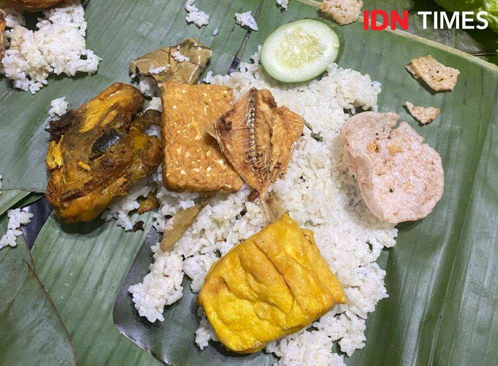 Potret nasi liwet dengan berbagai lauk (IDN Times/Besse Fadhilah)
