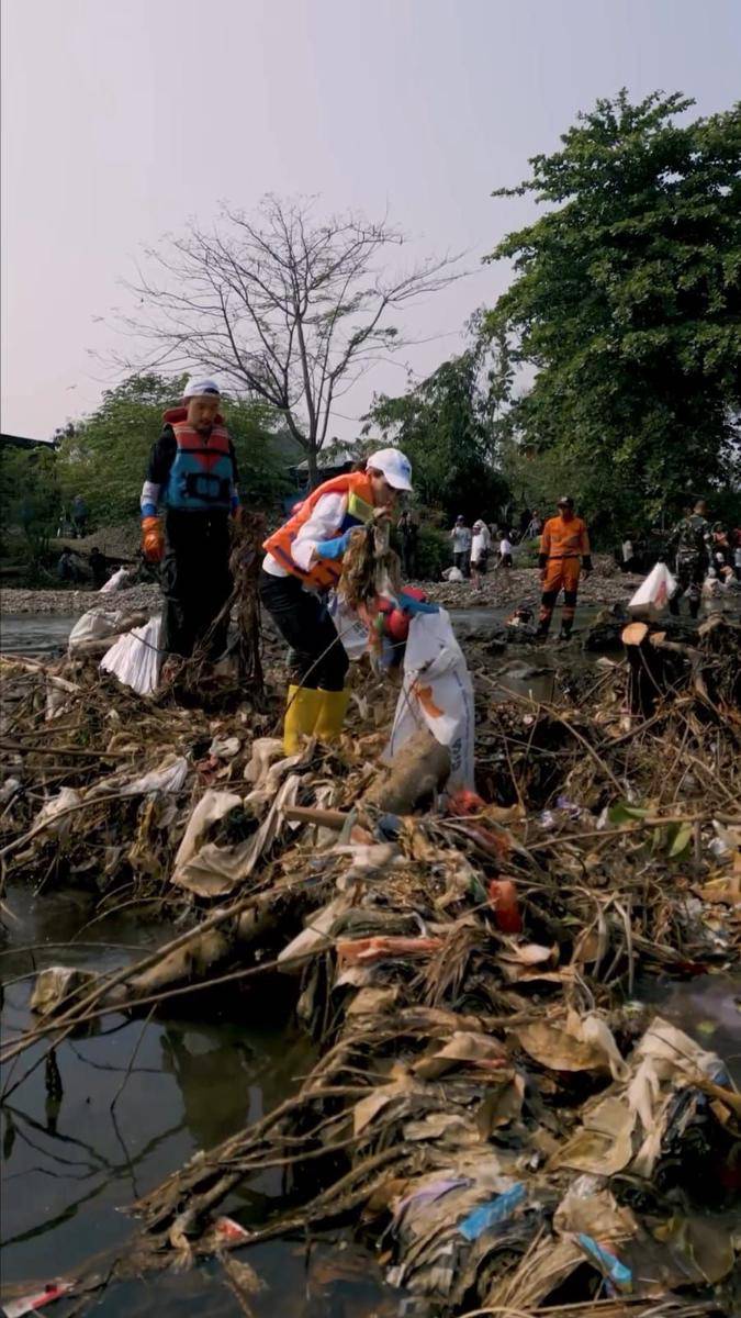 potret Cinta Laura membersihkan Sungai Ciliwung (instagram.com/claurakiehl)