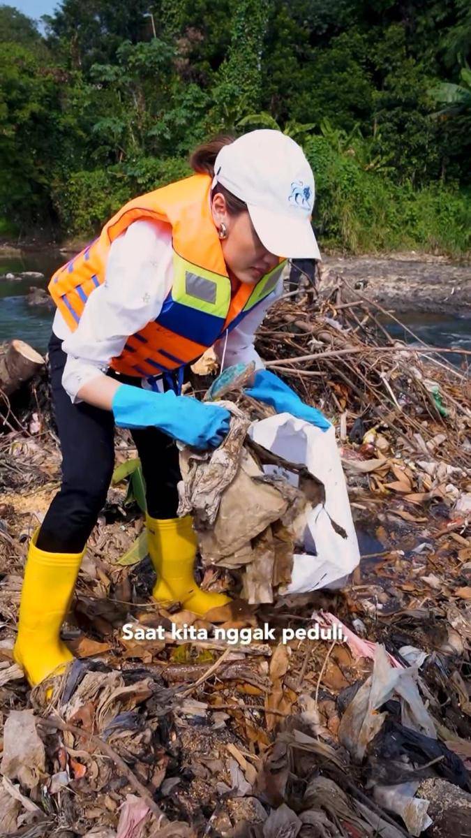 potret Cinta Laura membersihkan Sungai Ciliwung (instagram.com/claurakiehl)