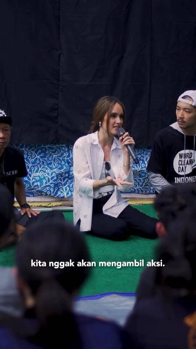 potret Cinta Laura membersihkan Sungai Ciliwung (instagram.com/claurakiehl)