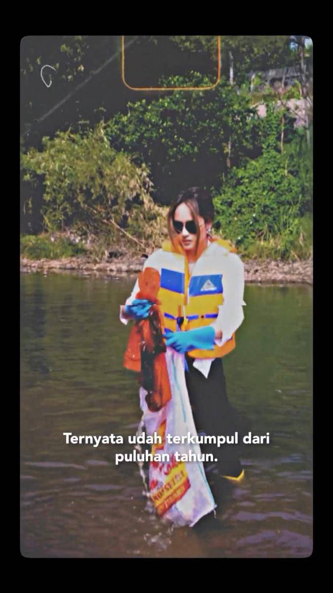 potret Cinta Laura membersihkan Sungai Ciliwung (instagram.com/claurakiehl)