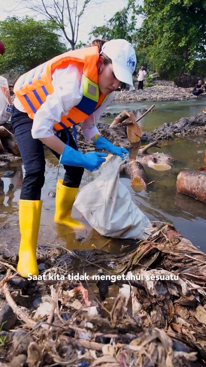 potret Cinta Laura membersihkan Sungai Ciliwung (instagram.com/claurakiehl)