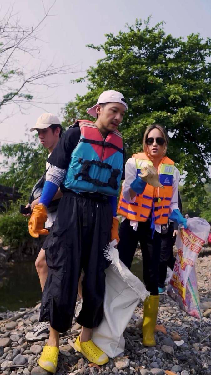 potret Cinta Laura membersihkan Sungai Ciliwung (instagram.com/claurakiehl)