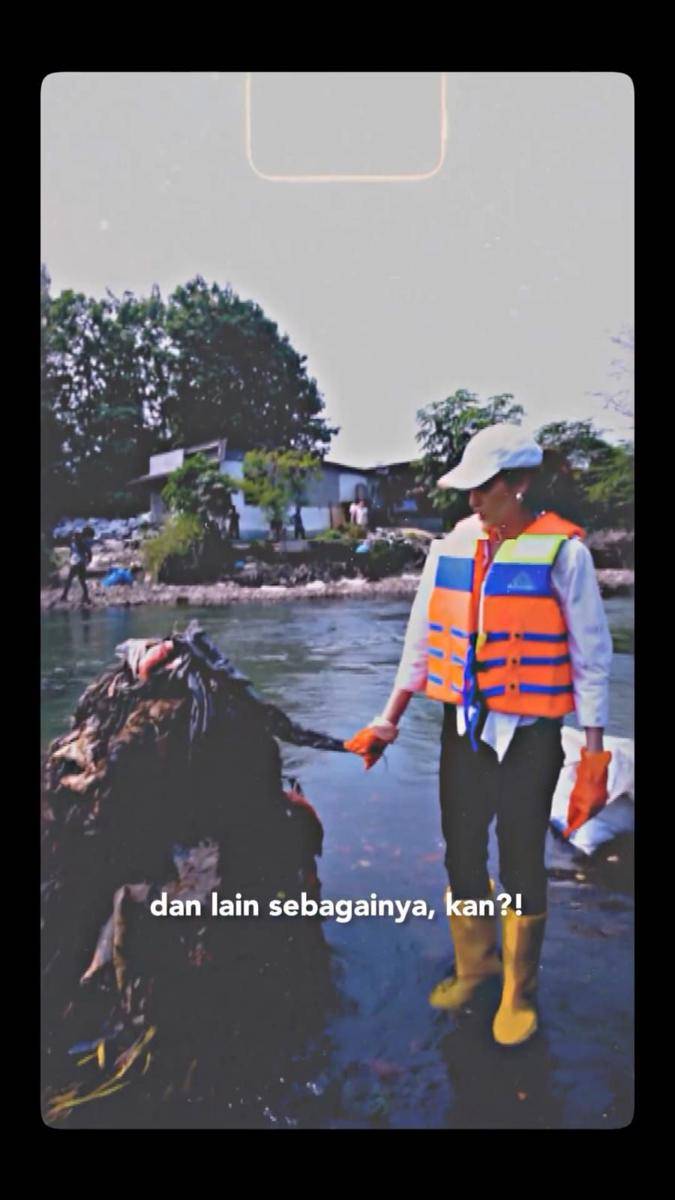potret Cinta Laura membersihkan Sungai Ciliwung (instagram.com/claurakiehl)